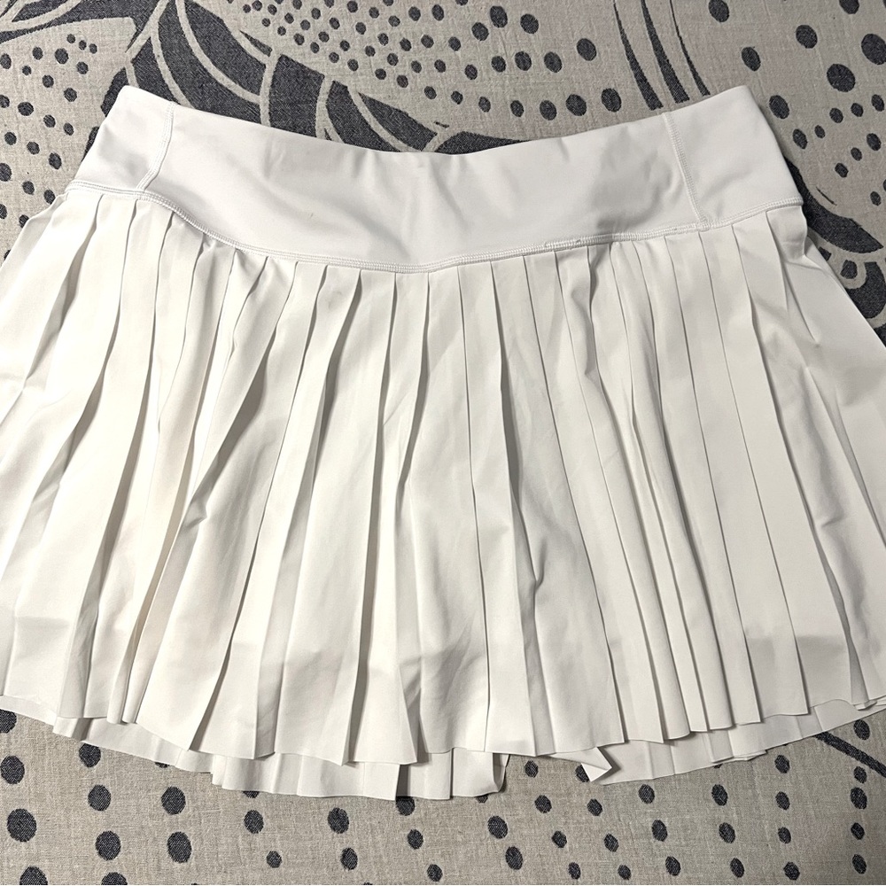 Adult Athleta Elevate Skort in White. XL. Very good used condition.